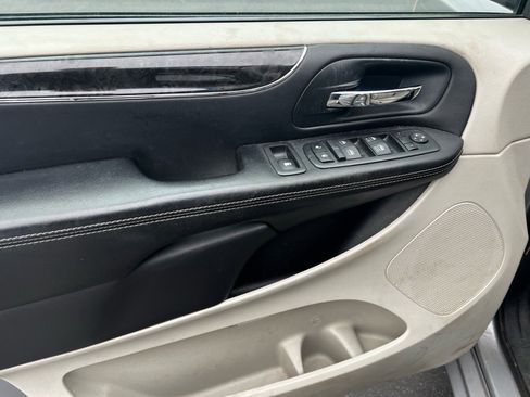 Used 2013 Chrysler Town & Country Touring image 11