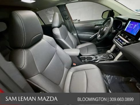 Used 2025 Toyota Corolla Cross XLE w/ Convenience Package FWD image 29