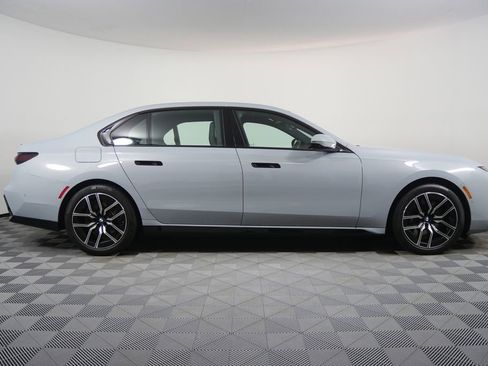 Used 2025 BMW 740i w/ Premium Package RWD image 2