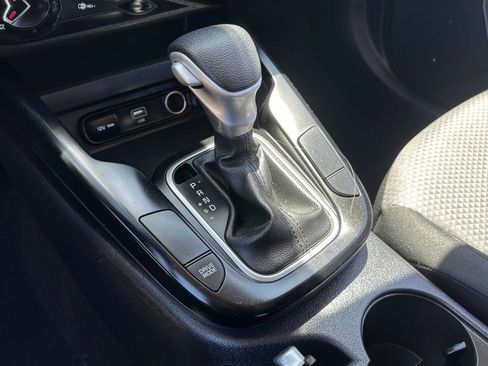 Used 2025 Kia Soul LX w/ LX Technology Package FWD image 39