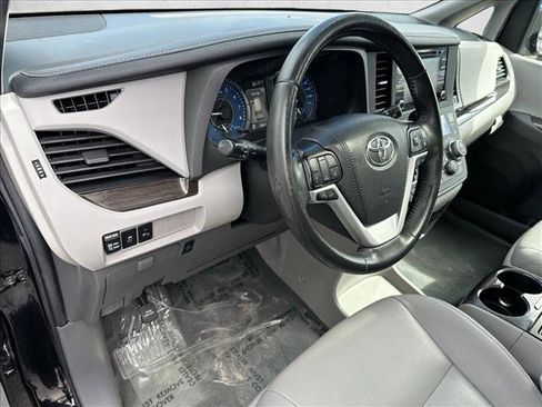 Used 2020 Toyota Sienna XLE w/ XLE Navigation Package image 10