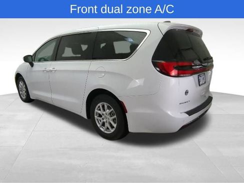 Used 2023 Chrysler Pacifica Touring-L FWD image 5