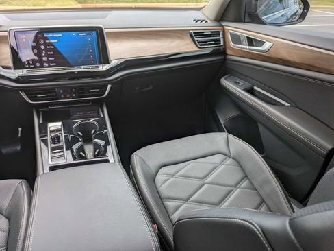 Used 2024 Volkswagen Atlas SE FWD image 18