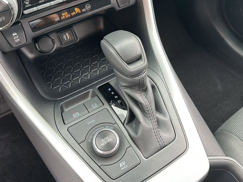 Certified 2025 Toyota RAV4 LE image 25