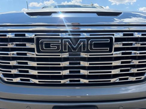 Used 2023 GMC Sierra 1500 Denali w/ Denali Carbonpro Edition AWD/4WD image 7