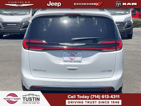 Used 2023 Chrysler Pacifica Limited FWD image 11