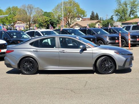 Used 2025 Toyota Camry SE w/ Convenience Package FWD image 4
