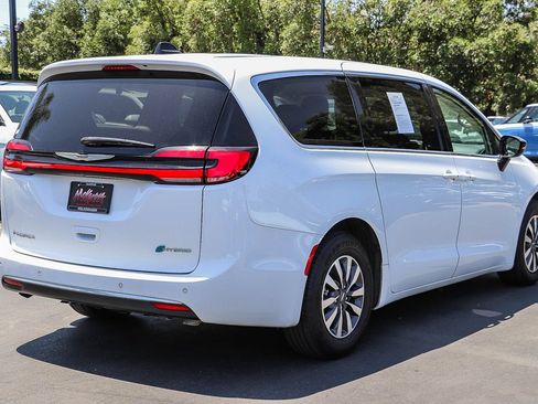 Used 2024 Chrysler Pacifica Limited FWD image 6