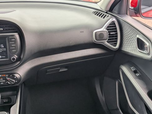 Used 2025 Kia Soul LX w/ LX Technology Package FWD image 16