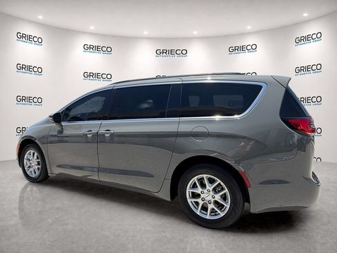 Used 2022 Chrysler Pacifica Touring-L FWD image 5