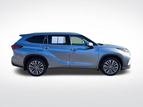 Used 2022 Toyota Highlander Platinum AWD/4WD image 2