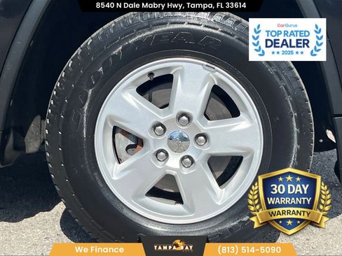 Used 2012 Jeep Grand Cherokee Laredo w/ Laredo E Group AWD/4WD image 31