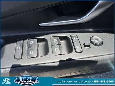 Used 2025 Hyundai Elantra Hybrid FWD image 19