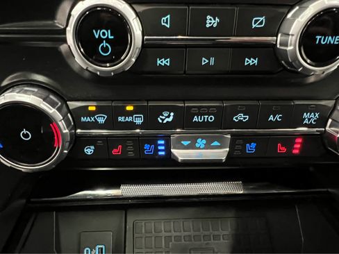 Used 2022 Ford F150 Lariat w/ Equipment Group 502A High image 4