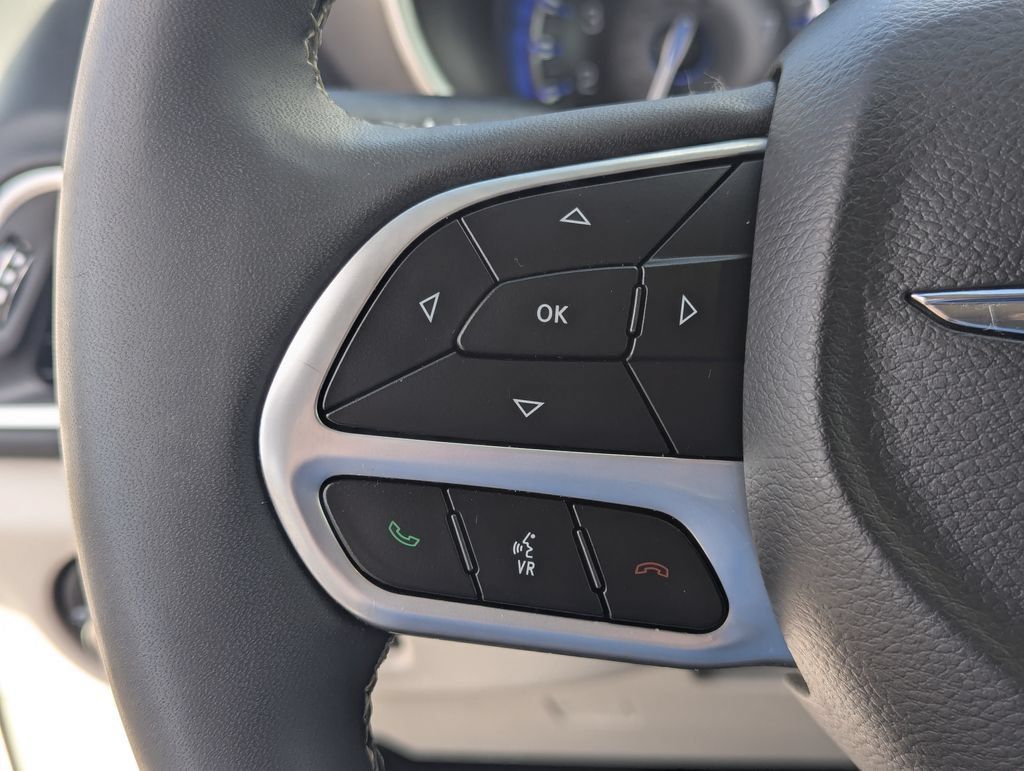 Used 2024 Chrysler Pacifica Touring-L FWD image 19