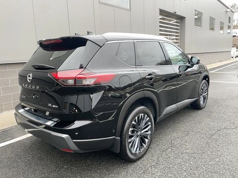 Used 2025 Nissan Rogue SL w/ Tech Package image 21