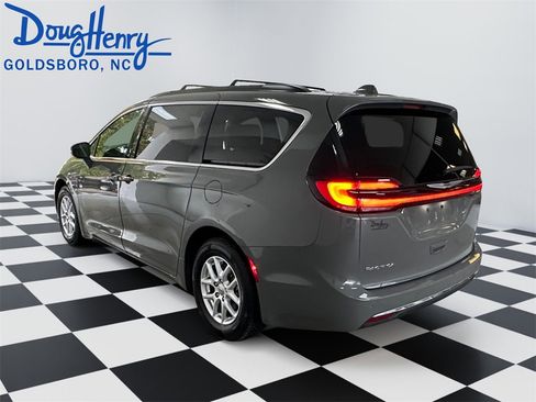 Used 2022 Chrysler Pacifica Touring-L image 3
