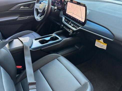 Used 2024 Chevrolet Equinox EV LT FWD image 19