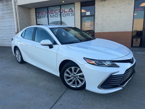 Used 2021 Toyota Camry LE image 4