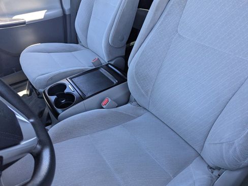 Used 2017 Toyota Sienna LE FWD image 16