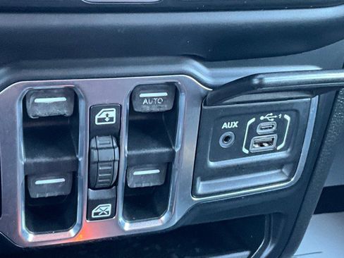 Used 2019 Jeep Wrangler Unlimited Sahara w/ Safety Group AWD/4WD image 23
