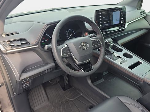Used 2022 Toyota Sienna XSE image 17