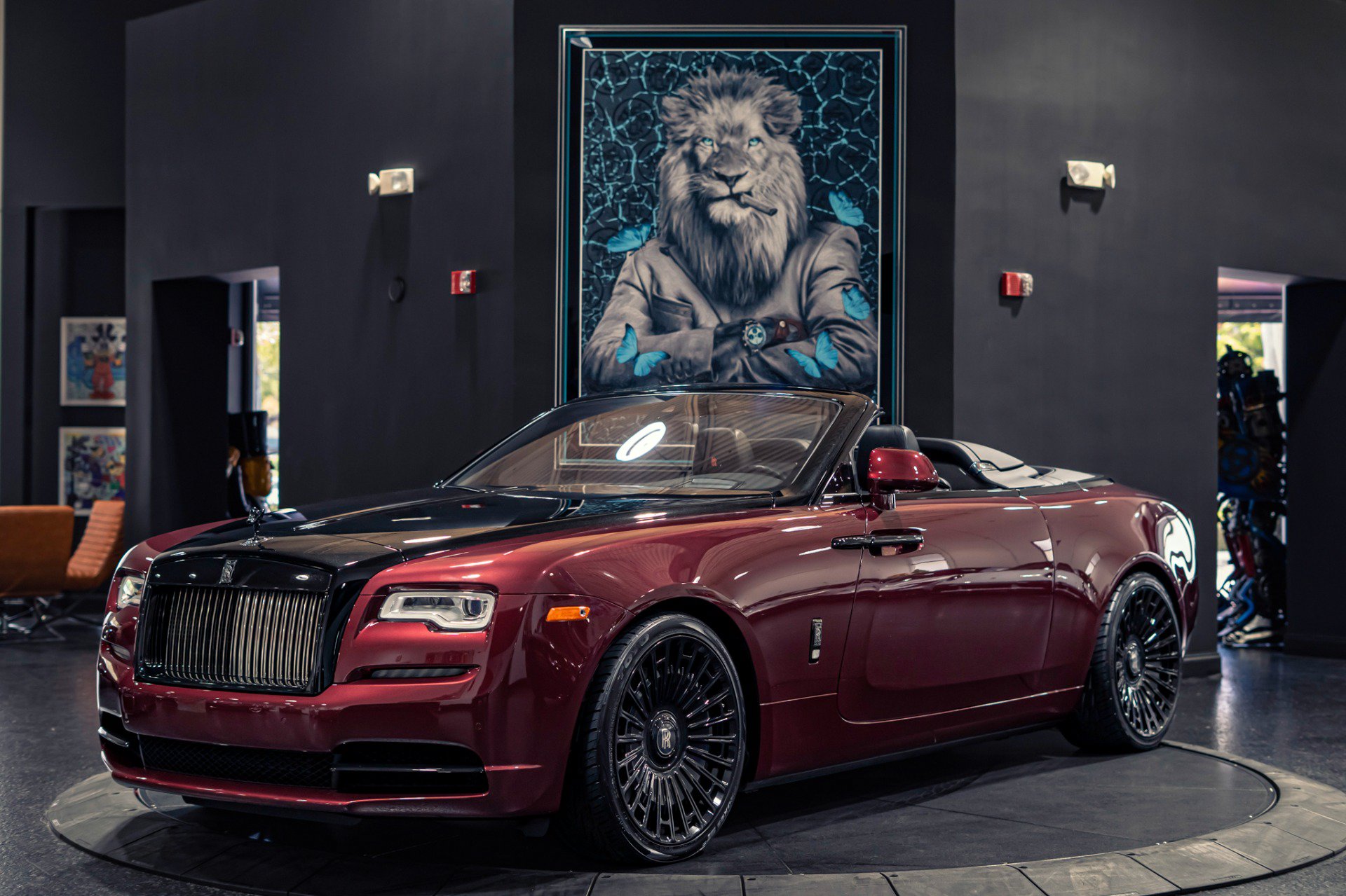 Used 2019 Rolls-Royce Dawn RWD image 1