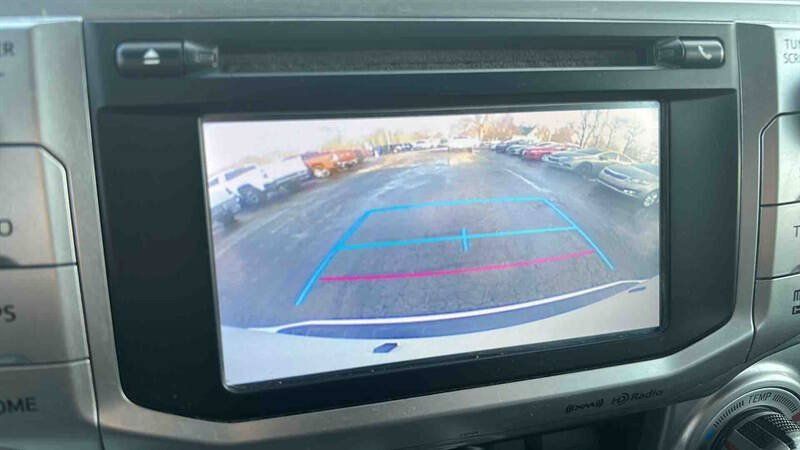 Used 2018 Toyota 4Runner SR5 AWD/4WD image 30