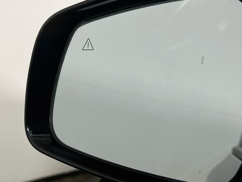Used 2025 Kia Carnival FWD image 16