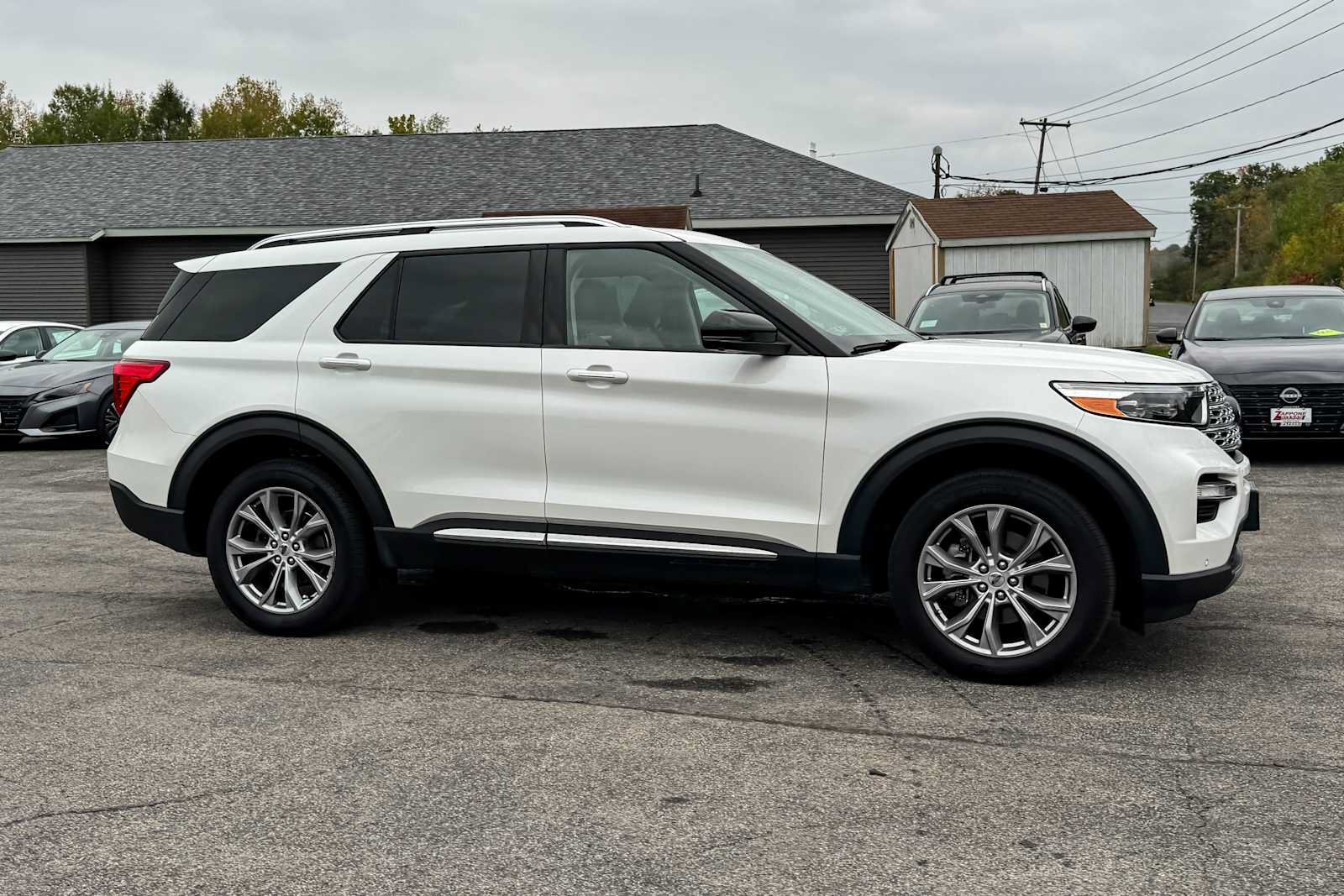 Used 2022 Ford Explorer Limited w/ Equipment Group 301A AWD/4WD image 2