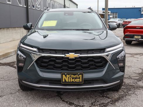 Used 2025 Chevrolet Trax LT image 2