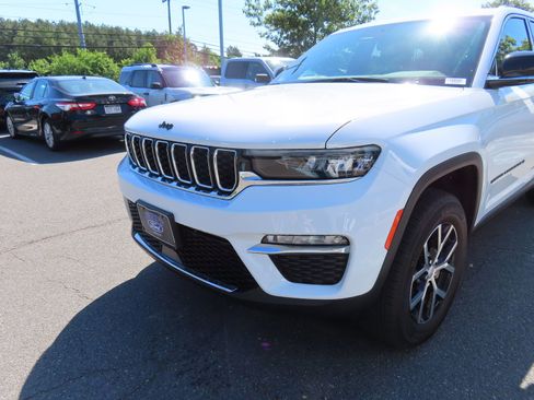 Used 2025 Jeep Grand Cherokee Limited w/ Trailer Tow Package AWD/4WD image 9