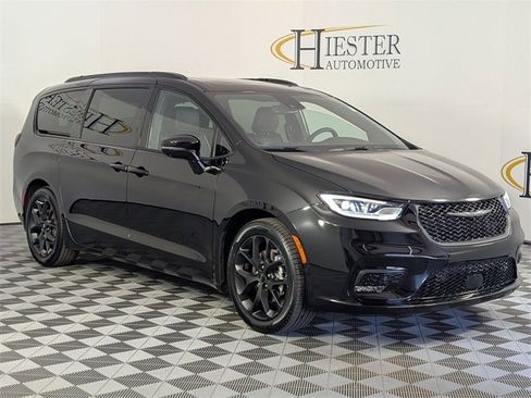 Used 2024 Chrysler Pacifica Limited w/ Uconnect Theater Family Group image 2