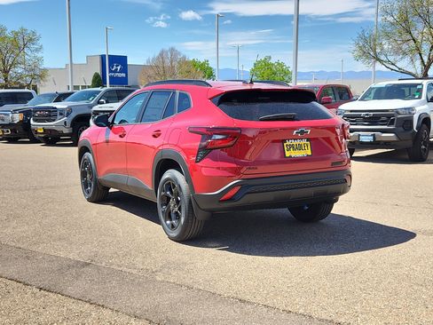 New 2026 Chevrolet Trax LT w/ Midnight Edition FWD image 3