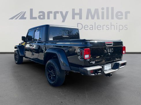 Used 2022 Jeep Gladiator Sport image 3