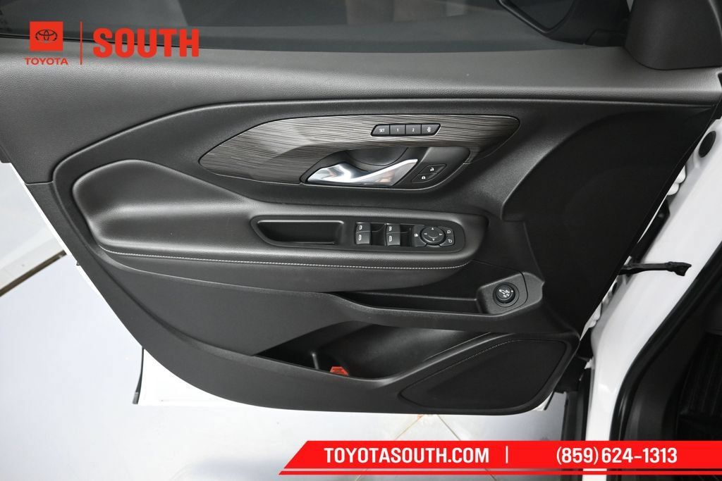 Used 2023 GMC Terrain SLT FWD image 23