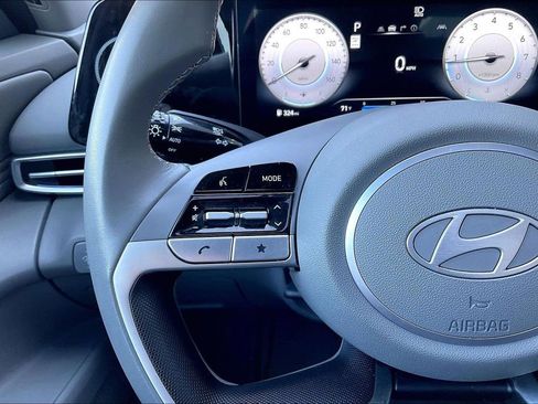 Used 2025 Hyundai Elantra SEL image 17