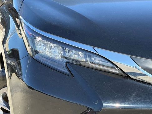 Used 2025 Toyota Sienna XLE image 3