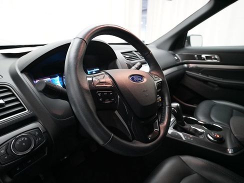 Used 2019 Ford Explorer XLT w/ Equipment Group 202A AWD/4WD image 8