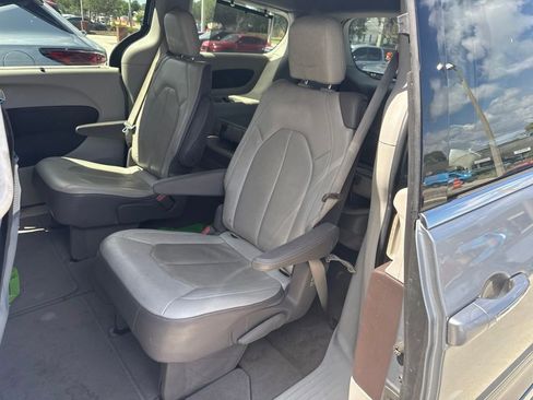 Used 2019 Chrysler Pacifica Touring-L FWD image 6
