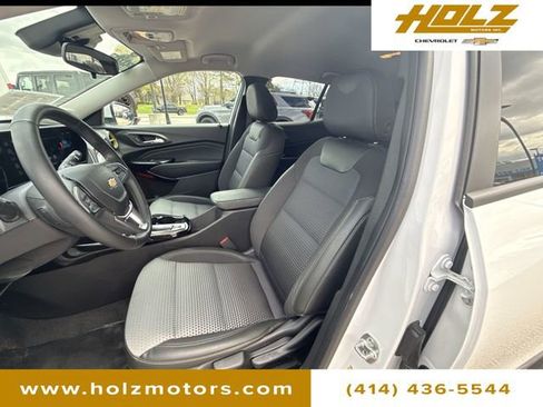 Certified 2025 Chevrolet Trax LT w/ Driver Confidence Package image 18