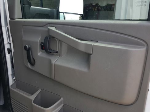 Used 2018 Chevrolet Express 3500 RWD image 20