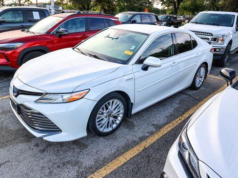 Used 2020 Toyota Camry XLE FWD image 3