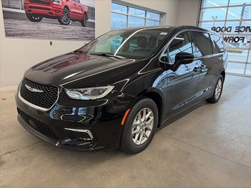 Certified 2024 Chrysler Pacifica Touring-L image 1