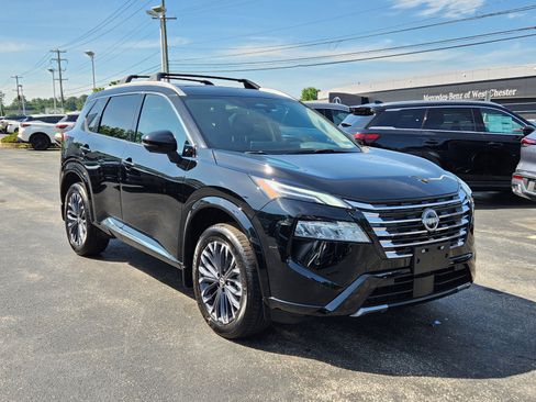 Used 2025 Nissan Rogue Platinum FWD image 2