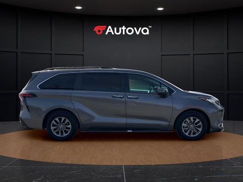 Used 2021 Toyota Sienna XLE image 6