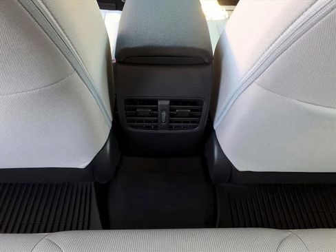 Used 2026 Toyota Corolla Cross L image 12