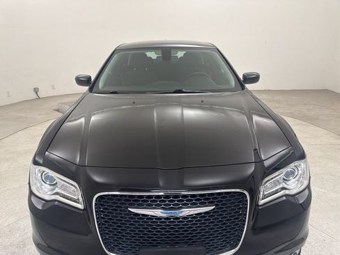 Used 2018 Chrysler 300 Touring RWD image 9