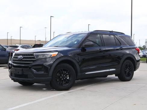 Used 2021 Ford Explorer XLT image 1