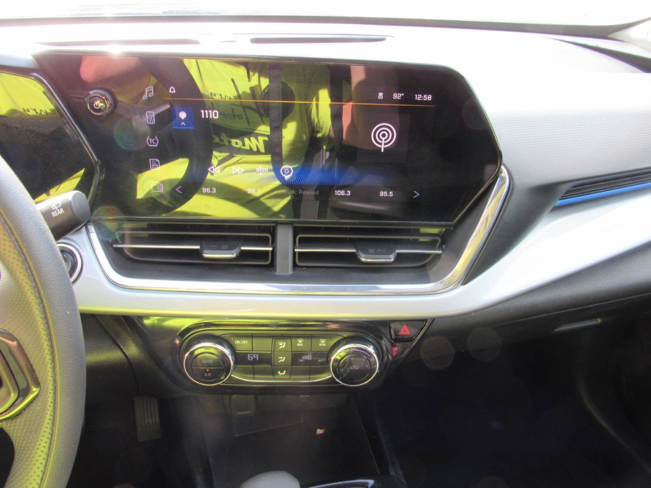 Used 2025 Chevrolet Trax LT FWD image 24